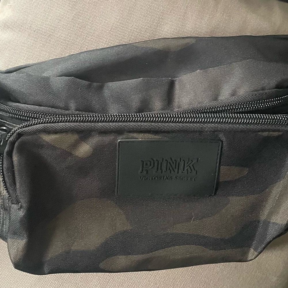 PINK Victoria's Secret Camouflage Belt Bag
(181)